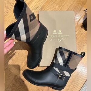 BURBERRY Rain Boots: Burberry check classic.